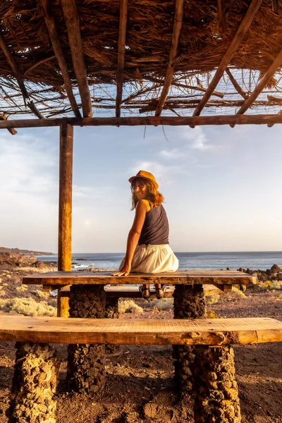 Portrét Turistky Při Západu Slunce Pláži Tacoron Hierro Kanárské Ostrovy — Stock fotografie