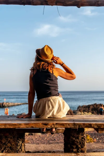Portret Van Een Vrouwelijke Toerist Bij Zonsondergang Kijkend Naar Zee — Stockfoto