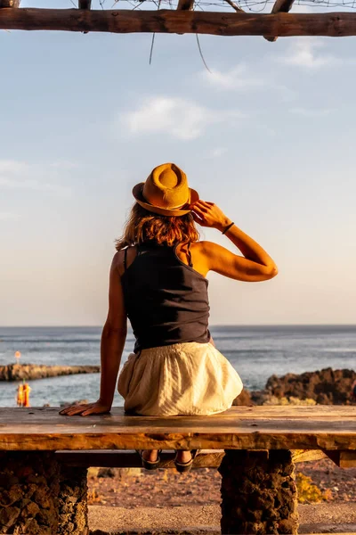 Portrét Turistické Ženy Při Západu Slunce Při Pohledu Moře Pláži — Stock fotografie