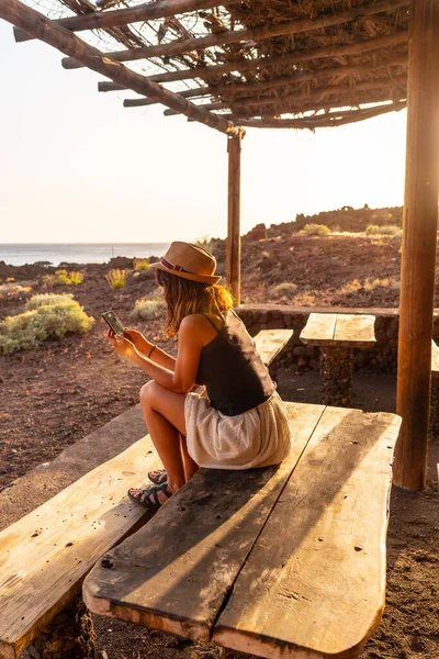 Turistka Při Západu Slunce Mobilem Pláži Tacoron Hierro Kanárské Ostrovy — Stock fotografie