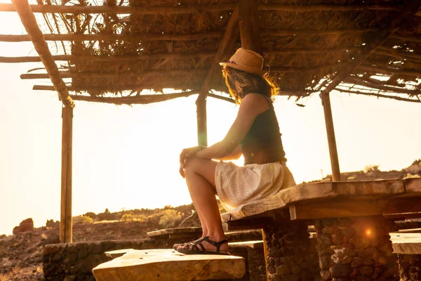 Turistka Při Západu Slunce Pláži Tacoron Hierro Kanárské Ostrovy — Stock fotografie
