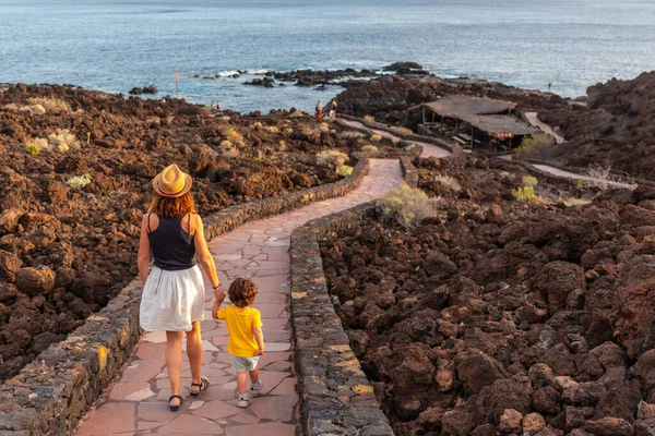 Μητέρα Και Γιος Περπατώντας Ένα Μονοπάτι Προς Την Παραλία Ηλιοβασίλεμα — Φωτογραφία Αρχείου