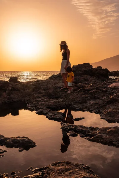 Matka Syn Při Západu Slunce Pláži Tacoron Hierro Kanárské Ostrovy — Stock fotografie