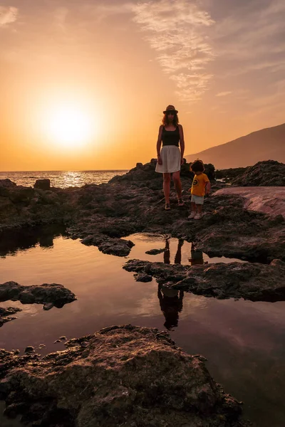 Matka Syn Při Západu Slunce Pláži Tacoron Hierro Kanárské Ostrovy — Stock fotografie