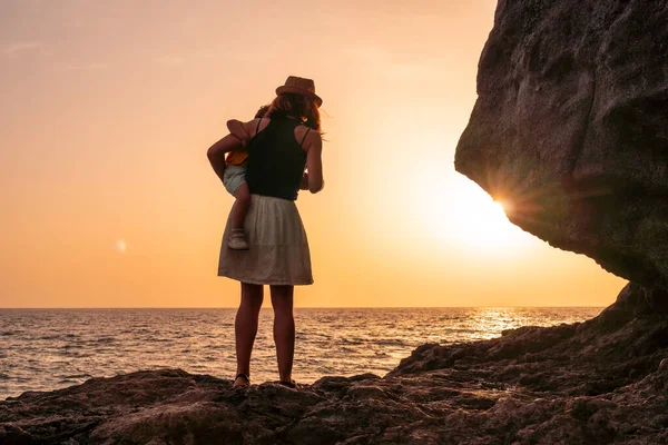 Silhouet Van Moeder Zoon Die Het Kind Knuffelen Bij Zonsondergang — Stockfoto