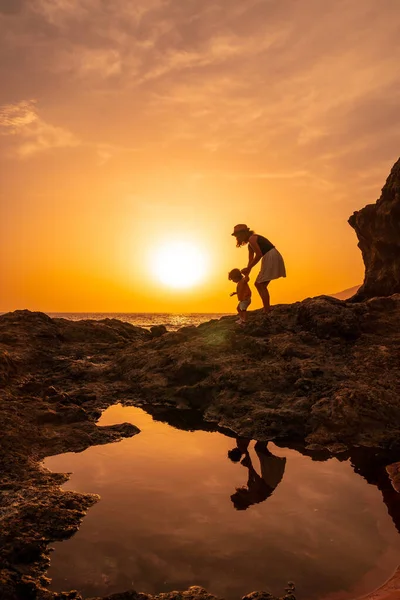 Silueta Madre Hijo Caminando Atardecer Playa Tacoron Hierro Islas Canarias —  Fotos de Stock
