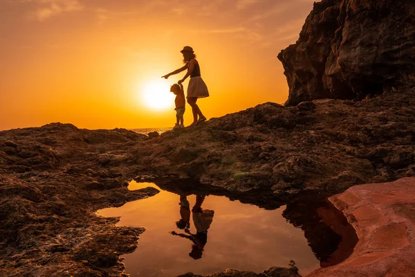 Silueta Madre Hijo Caminando Puesta Sol Playa Tacoron Hierro Islas —  Fotos de Stock