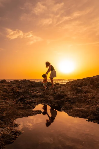 Silueta Madre Hijo Caminando Puesta Sol Playa Tacoron Hierro Islas —  Fotos de Stock