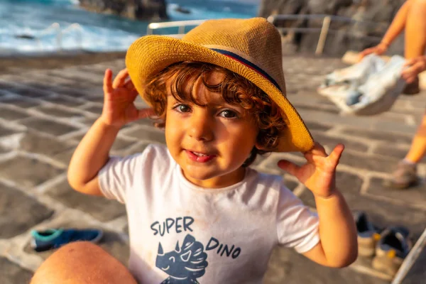 Portret Chłopca Kapeluszu Cieszącego Się Letnim Zachodem Słońca Plaży Wakacje — Zdjęcie stockowe