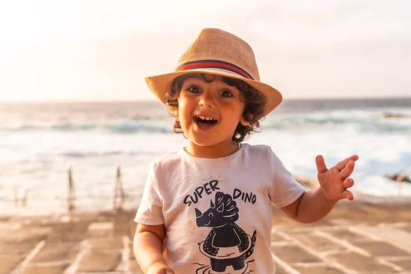 Портрет Хлопчика Капелюсі Який Насолоджується Літнім Заходом Сонця Пляжі Дитячі — стокове фото