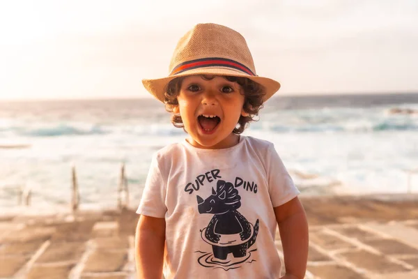Портрет Хлопчика Капелюсі Який Посміхається Літньому Заході Сонця Пляжі Літні — стокове фото