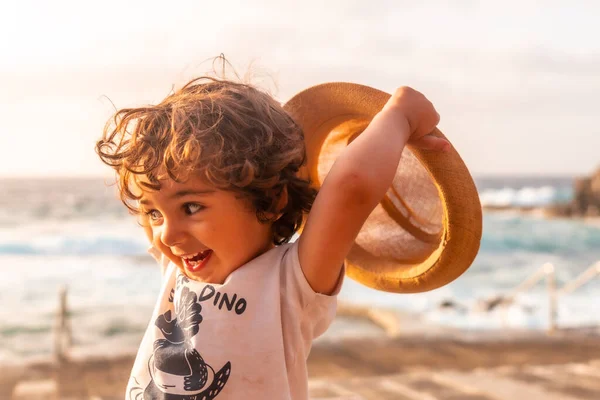 Portret Chłopca Kapeluszu Uśmiechniętego Zachodzie Słońca Plaży Letnie Wakacje — Zdjęcie stockowe
