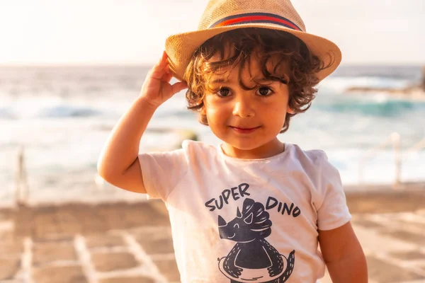 Portret Uroczego Chłopca Kapeluszu Uśmiechniętego Zachodzie Słońca Plaży Letnie Wakacje — Zdjęcie stockowe