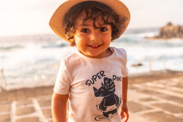 Portret Uroczego Dwulatka Kapeluszu Uśmiechającego Się Zachodzie Słońca Plaży Letnie — Zdjęcie stockowe