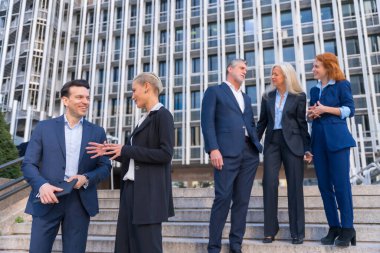 Üst düzey yöneticiler, Ticaret Binasında Merdivenlerden Aşağı inerken Fikirleri Paylaşır