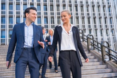 Üst düzey yöneticiler Ticaret Binasında Merdivenlerden Aşağı İnerken Beyin Fırtınası Fikirleri