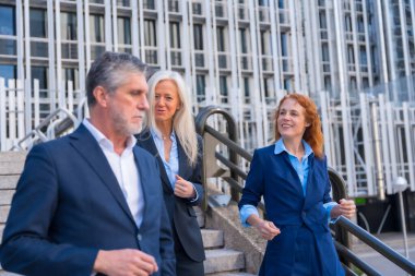 Üst düzey yöneticiler Kurumsal Ayarlarda Merdivenlerden Aşağı inerken Hedefleri Tartışıyor