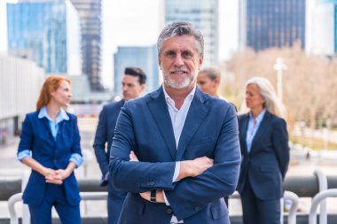 Modern Şehir Manzarası 'nda Beyaz Saçlı İş Ekibi Yöneticisi