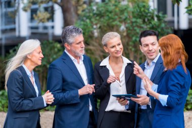 İş Bölgesindeki İki Yönetici Arasında Şirket Görüşmesi