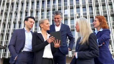 Üst düzey yöneticiler iş konularını Ticari Bina Ayarlarında Tablet ile tartıştılar