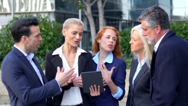 Führungskräfte Diskutieren Arbeitsangelegenheiten Mit Tablet Gewerblichen Gebäudebereich — Stockvideo