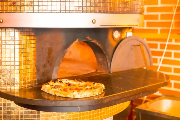Zanaatkar Pizza Fırını Fırından Yeni Çıkmış Pizza Sıcak Pizza Müşteriler — Stok fotoğraf