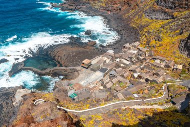El Hierro adası ve uçurumlardaki Pozo de las Calcosas balıkçı köyünün yukarıdan görünüşü. Kanarya Adaları, Valverde Belediyesi