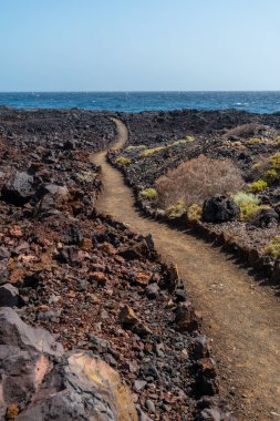 İspanya 'nın Kanarya Adaları' ndaki El Hierro adasının kıyısındaki Tamaduste kasabasındaki volkanik patika.