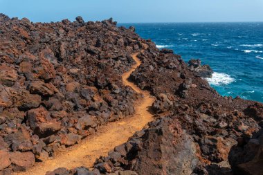 İspanya 'nın Kanarya Adaları' ndaki El Hierro adasının kıyısındaki Tamaduste köyündeki volkanik patika.