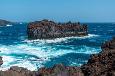 Roque de Las Gaviotas İspanya 'nın Kanarya Adaları' ndaki El Hierro adasındaki Tamaduste köyünde volkanik patikadan görüldü.