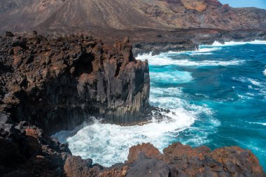İspanya 'nın Kanarya Adaları' ndaki El Hierro adasındaki Tamaduste köyünde volkanik taşlı kayalıklar