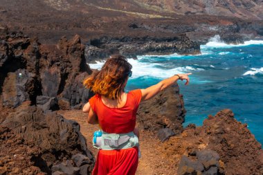 Oğluyla birlikte İspanya 'nın Kanarya Adaları' ndaki El Hierro adasındaki Tamaduste köyünde volkanik yolda tatil yapan bir anne.