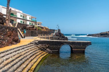 İspanya 'nın Kanarya Adaları, El Hierro adasındaki Tamaduste köyünde deniz kenarında gezinti.