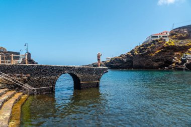 İspanya 'nın Kanarya Adaları, El Hierro adasındaki sahil turizm köyünde tatilde olan genç bir kadın.