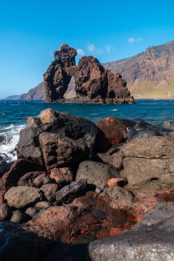İspanya 'nın Kanarya Adaları' ndaki El Hierro adasındaki Las Playas Körfezi 'nde Roque de la Bonanza. Tivor volkanının patlamasından sonra oluşmuş.