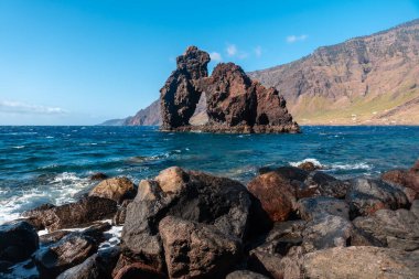 İspanya 'nın Kanarya Adaları' ndaki El Hierro adasındaki Las Playas Körfezi 'nde Roque de la Bonanza. Tivor volkanının patlamasından sonra oluşmuş.