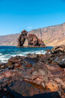 El Hierro adasının turist ikonu El Roque de la Bonanza, Kanarya Adaları, İspanya. Volkanik aktivite tarafından oluşturuldu