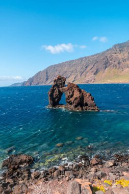 İspanya 'nın Kanarya Adaları' ndaki El Hierro adasındaki Roque de la Bonanza manzarası. dikey resim