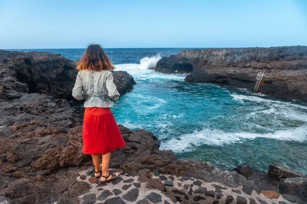 Turistka Charco Manso Ostrově Hierro Kanárské Ostrovy — Stock fotografie