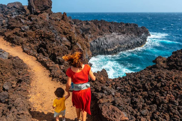 Rodina Sopečné Stezce Obci Tamaduste Pobřeží Ostrova Hierro Kanárské Ostrovy — Stock fotografie