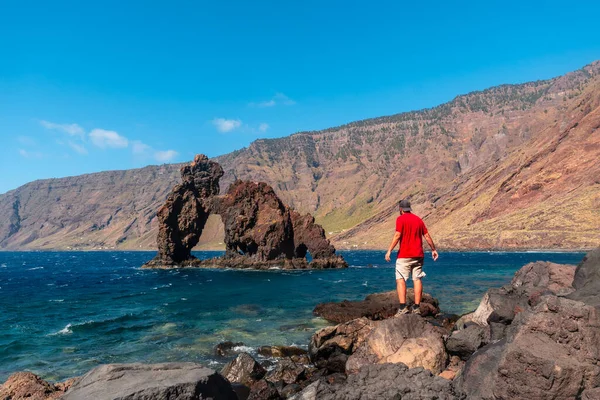 Ung Mand Det Turistmæssige Ikon Hierro Øen Kaldet Roque Bonanza - Stock-foto