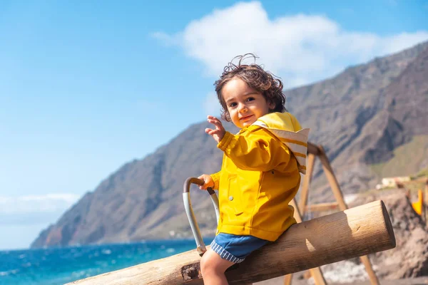 Dziecko Cieszące Się Huśtawką Plaży Zatoce Las Playa Wyspie Hierro — Zdjęcie stockowe