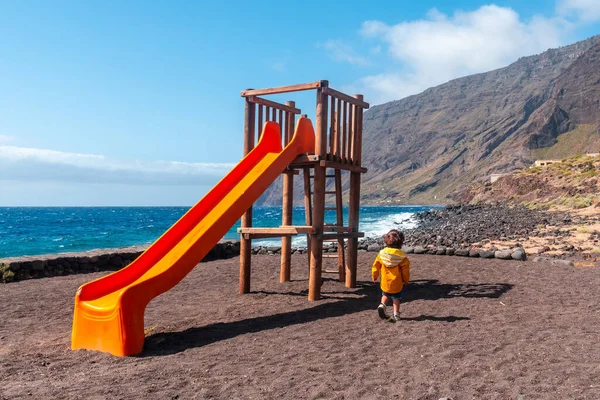Hierro Adasındaki Las Playa Körfezi Nde Oyun Oynayan Bir Çocuk — Stok fotoğraf