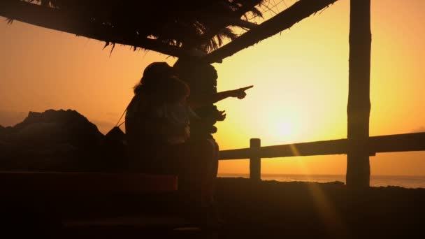 カナリア諸島エル ヒエロのラ マセタの自然のプールで夕日を見ながら休日を楽しむ家族 — ストック動画