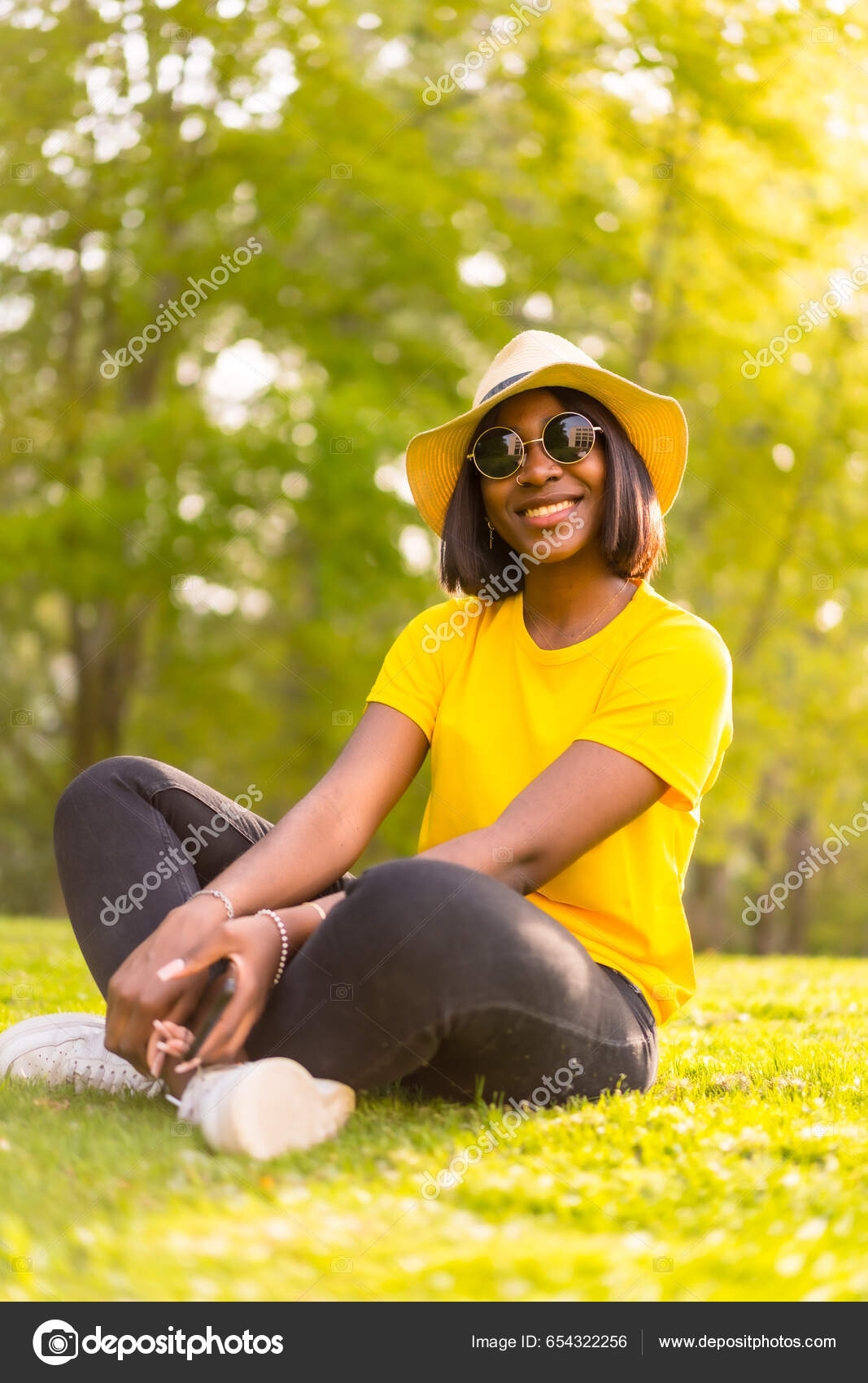 Capturing Muistoja Elämäntapa Muotokuva Afrikkalainen Amerikkalainen Nainen  Turisti Woods Sunset — valokuva © unaihuizi@gmail.com #654322256
