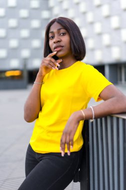 Sarı Bağlantı: Güzel Siyah Bir Kadın Şehirde Mutluluk ve Tarzı Buldu