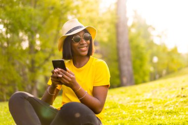 Günbatımında Selfie: Siyah Kadın Turist Ormanda Yazın Tadını Çıkartıyor