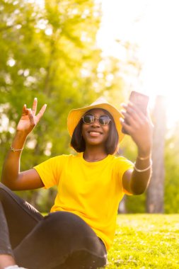 Macera Bekliyor: Genç Siyah Turist Kadın Ormanda Selfie Çekiyor