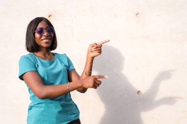 Basitlikte Güzellik Bulma: Yeşil tişörtlü ve güneş gözlüklü genç Afrikalı Amerikalı Turist