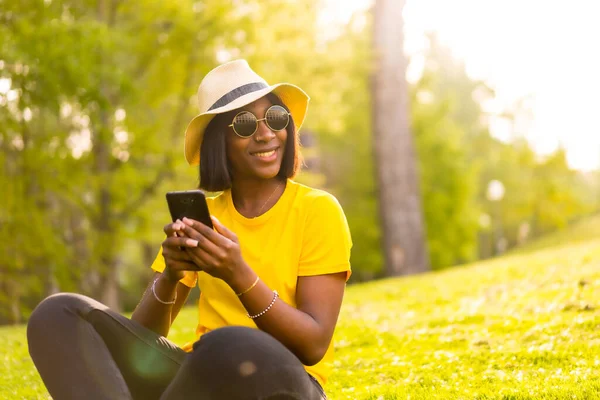 Selfie Στο Ηλιοβασίλεμα Μαύρη Γυναίκα Τουρίστρια Απολαμβάνοντας Καλοκαίρι Στο Δάσος — Φωτογραφία Αρχείου